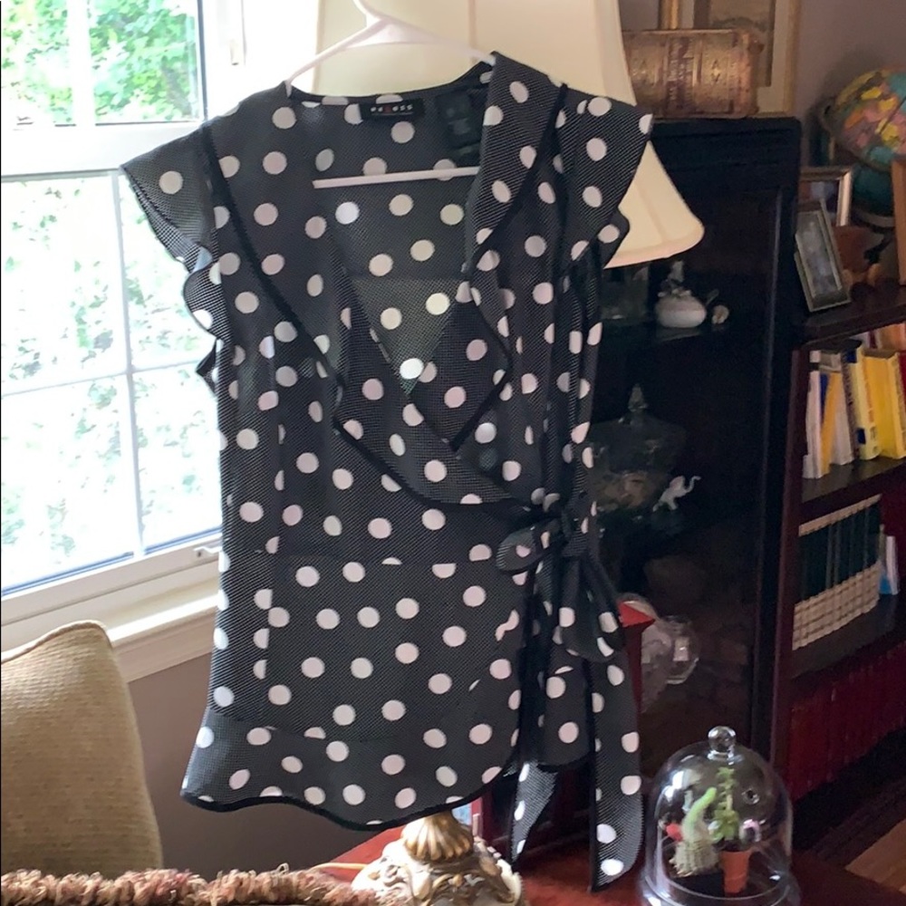 Sleeveless wraparound Blouse